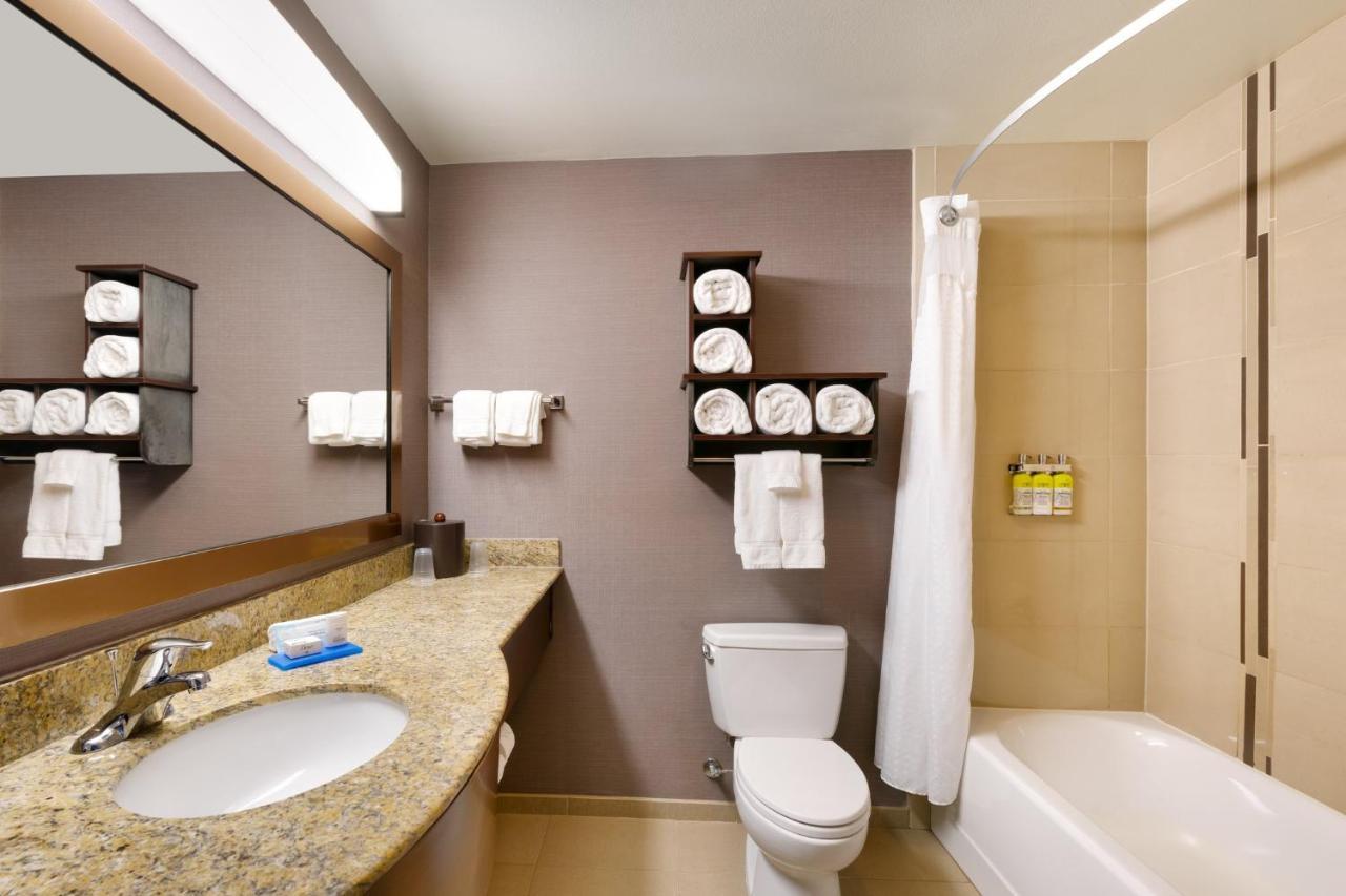 Holiday Express & By Ihg 2*
